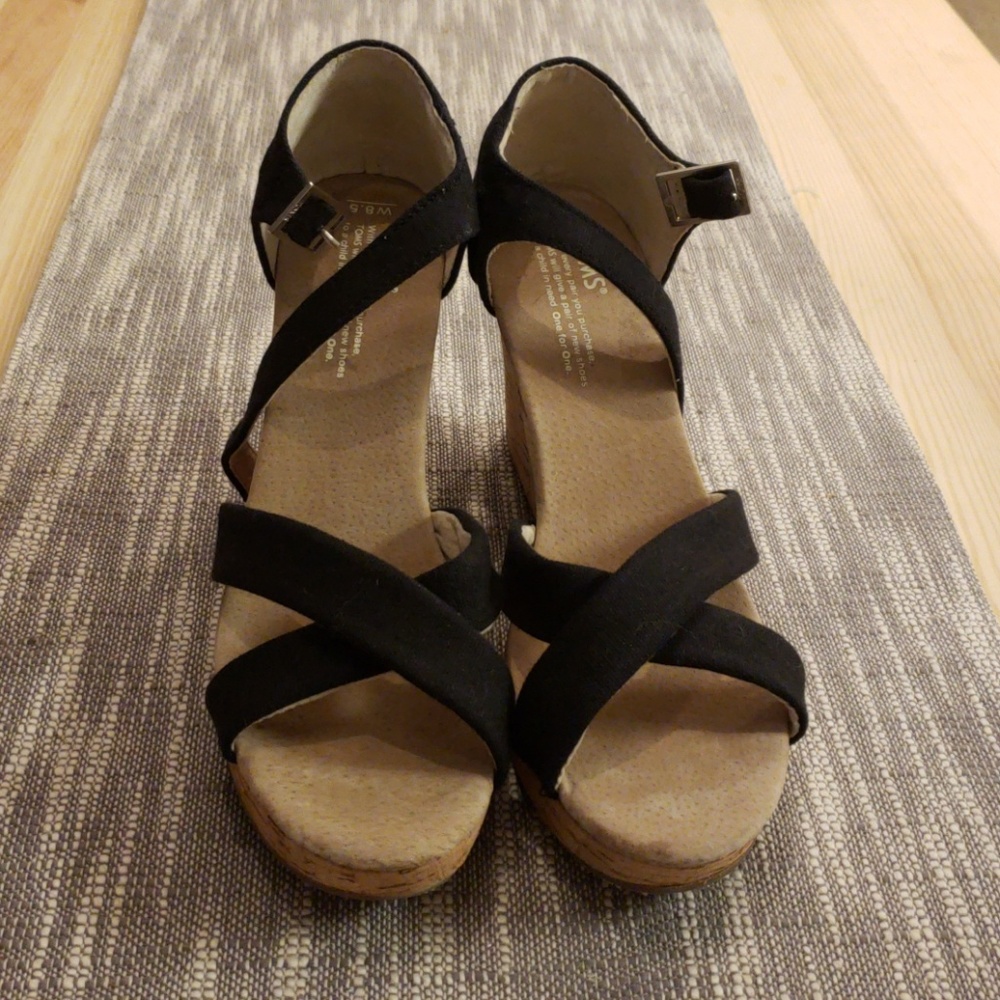 NWOT Brand New TOMS Black wedge Sandle 8.5